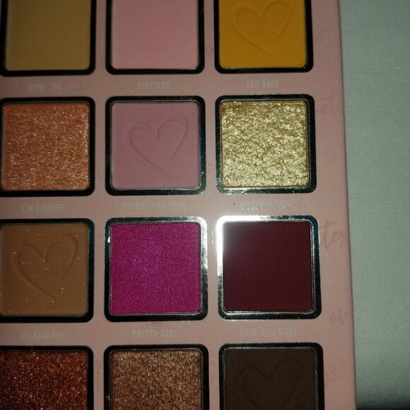 Beauty Creations Cosmetics - Bevettexo Eyes on me Shadow Palette - Picture 10 of 10